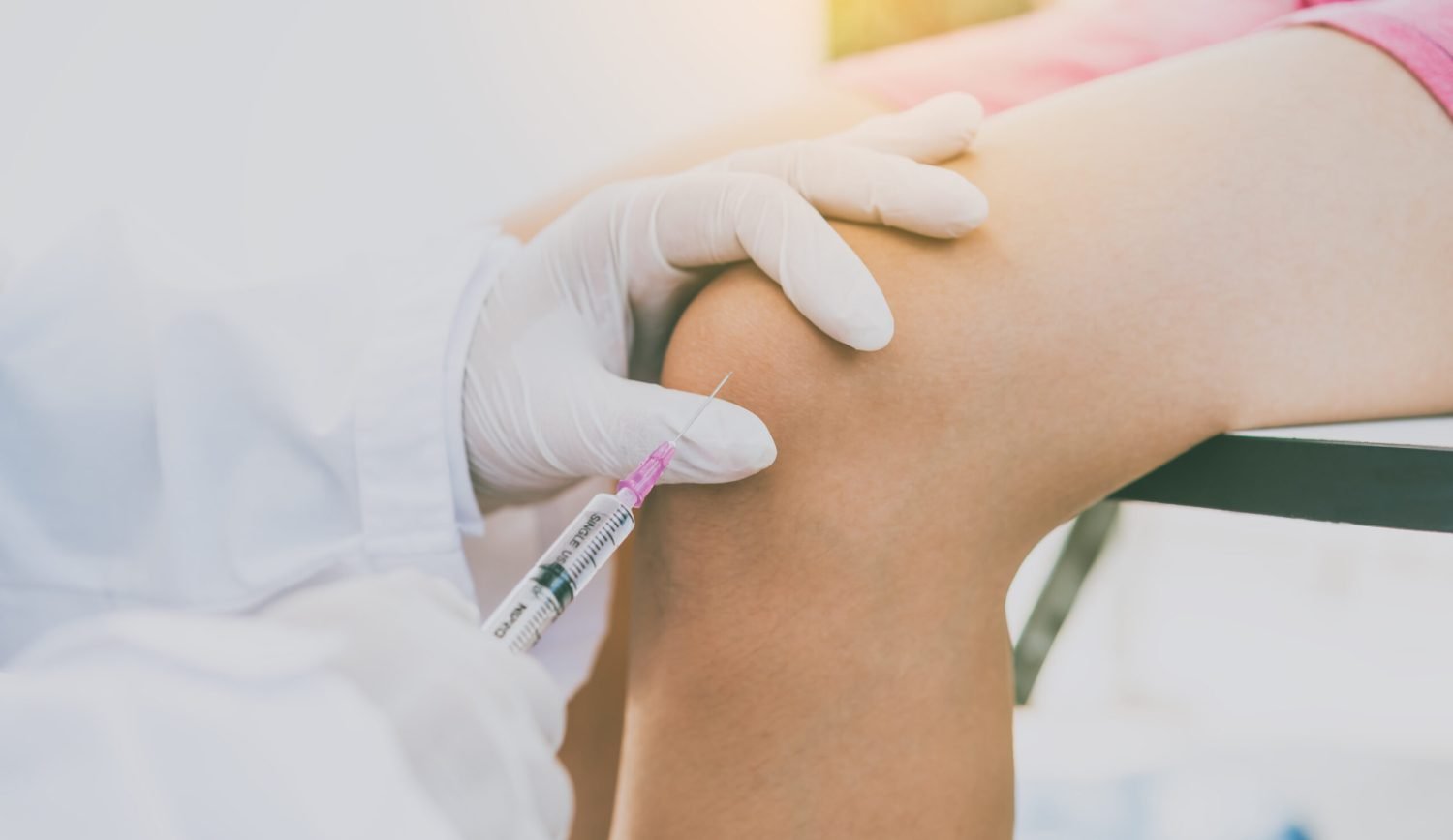 The doctor provided treatment for knee pain by injection. The doctor provided treatment for knee pain by injection.